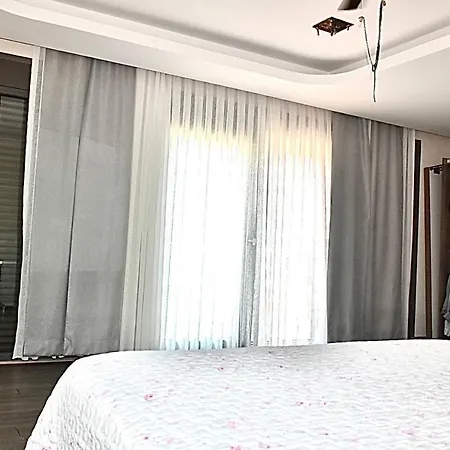 Villa Hotel *
